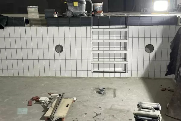 Fliesenarbeiten Nichtschwimmerbecken, Stadt Bad Segeberg (11/ 2024)