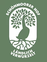 Logo mit stilisierter Gans vor einem Baum mit sichtbaren Wurzeln und dem Text 'SCHÖNMOORER HOF' oben und 'LÄNDLICH VERWURZELT' unten