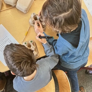 Zwei Kinder bei Bastelarbeiten