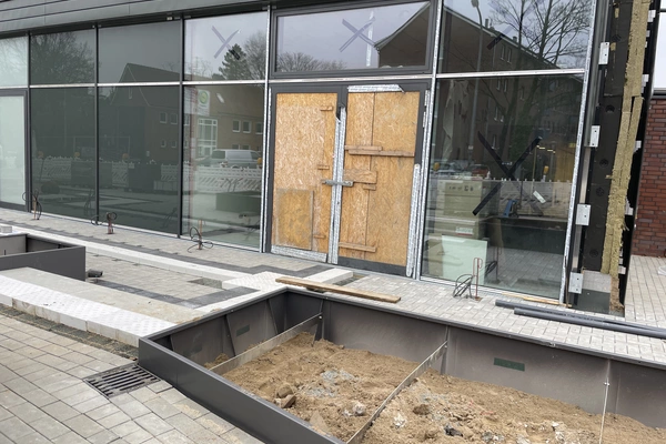 Eingangsbereich mit Außenraumgestaltung Eingangsbereich mit Außenraumgestaltung, Stadt Bad Segeberg (03/ 2025)