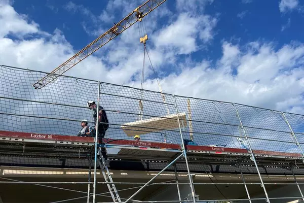Einbau der neuen Akustikdecke, Stadt Bad Segeberg (09/ 2023)