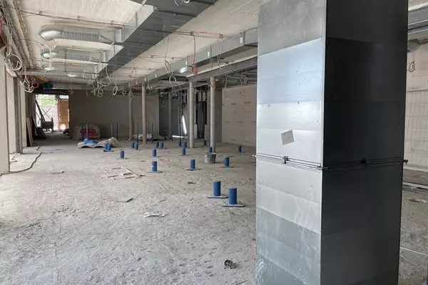 Umkleidebereich mit Vorinstallation der Trennwandsysteme, Stadt Bad Segeberg (06/ 2024)