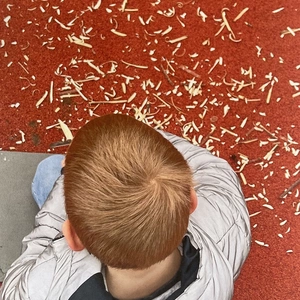 Ein Kind bei Schnitzarbeiten