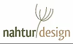Logo mit dem Schriftzug 'nahtur design' und einer stilisierten Pflanze als Trennzeichen