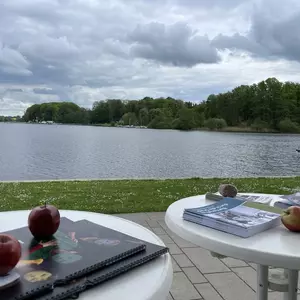 Blick auf den Segeberger See über zwei Tische hinweg