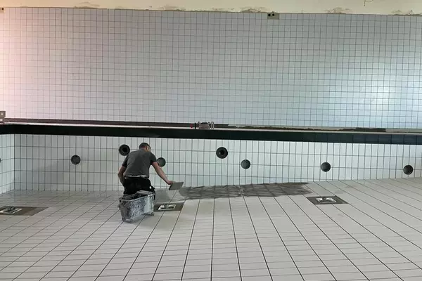 Fliesenarbeiten Nichtschwimmerbereich, Stadt Bad Segeberg (12/ 2024)