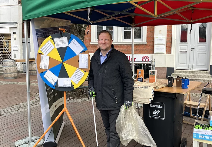 Herr Bürgermeister Köppen bereites sich auf die Müllsammelaktion vor.