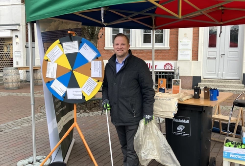 Herr Bürgermeister Köppen bereites sich auf die Müllsammelaktion vor.