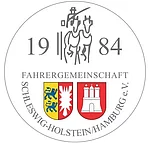 Rundes Logo mit den Jahreszahlen 1984, stilisierten Figuren und den Wappen von Schleswig-Holstein und Hamburg sowie dem Schriftzug 'Fahrergemeinschaft Schleswig-Holstein/Hamburg e.V.'