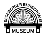 Schwarz-weißes Logo mit stilisierter Halbkreisform und dem Schriftzug 'MUSEUM SEGERBERGER BÜRGERHAUS'