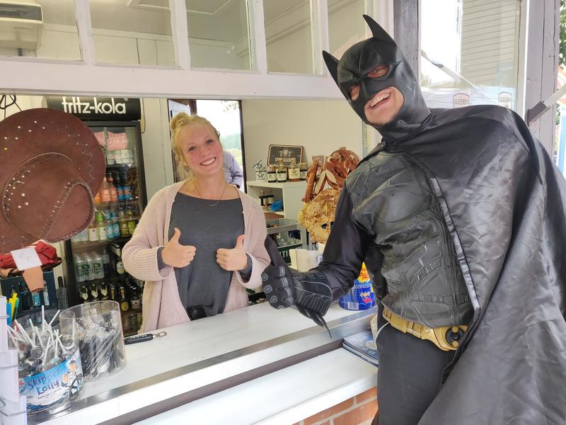 Bild vergrößern: Batman besucht den Kiosk Silbermine auf der Bat Night am Kalkberg in Bad Segeberg