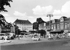 Bild vergrößern: Marktplatz mit der Dahlmannschule 1952 (Kalkberg-Archiv)