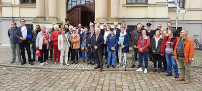 Bild vergrößern: Gruppenfoto vor dem Rathaus in Teterow am 03.10.2021.