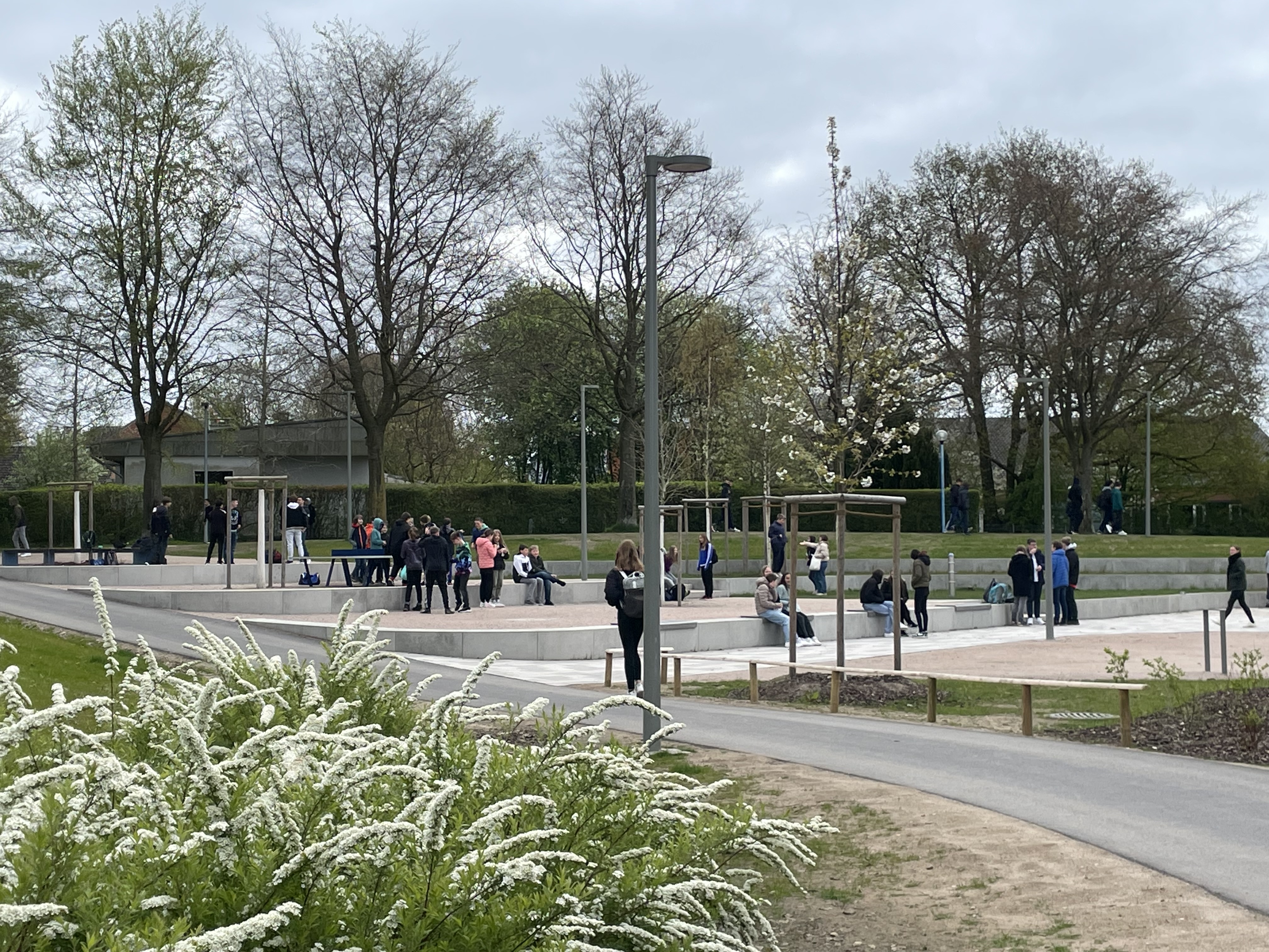Bild vergrößern: In dem Bild ist ein Ausschnitt des Schulhofes der Schule am Burgfeld zu sehen, wo sich einige Gruppen von Schüler aufhalten.